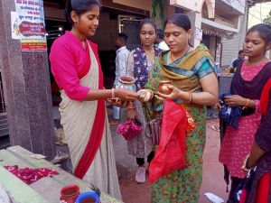 बी. एड.  के छात्र- छात्राओं द्वारा निर्मित स्वरोजगार हैन्ड क्राफ्ट मिट्टी के बनाए गए मटकी का विक्रय  16.10.2023 