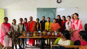 बी. एड.  के छात्र- छात्राओं द्वारा निर्मित स्वरोजगार हैन्ड क्राफ्ट मिट्टी के बनाए गए मटकी का विक्रय  16.10.2023 